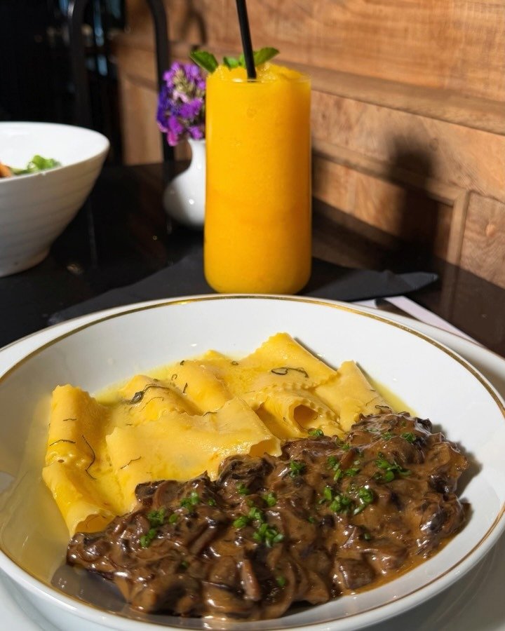 Oui Bistro & Lounge