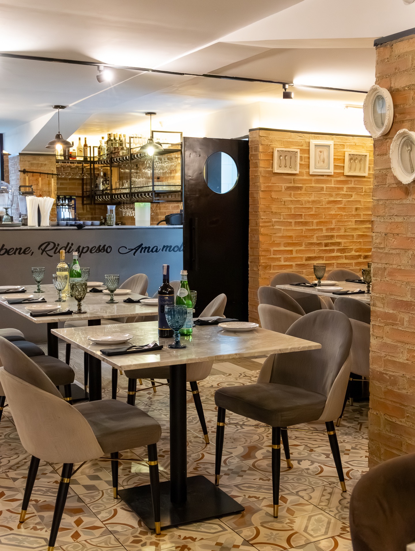 Vero Caffè Trattoria: Salón y barra de Vero Caffè Trattoria